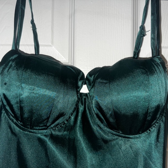 Green satin dress - Picture 3 of 8